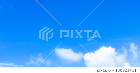 白い雲と青空のシンプルな風景 130823411