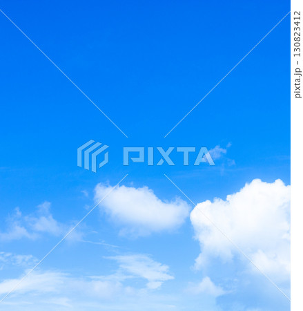 白い雲と青空のシンプルな風景 130823412