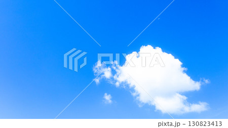 白い雲と青空のシンプルな風景 白い雲と青空のシンプルな風景 130823413