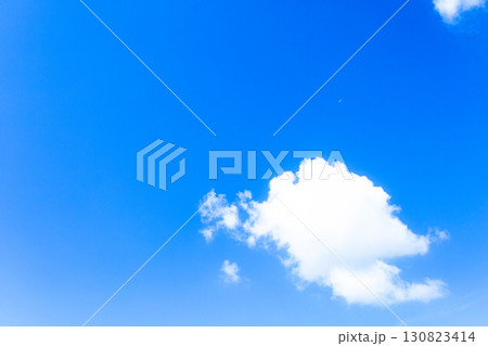 白い雲と青空のシンプルな風景 130823414