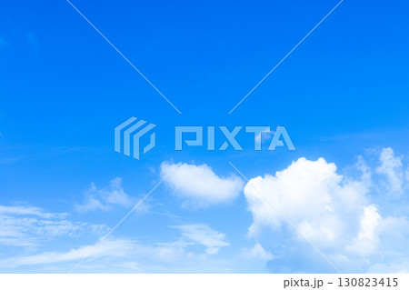 白い雲と青空のシンプルな風景 130823415