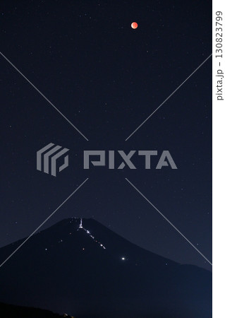 皆既中の月と富士山 130823799