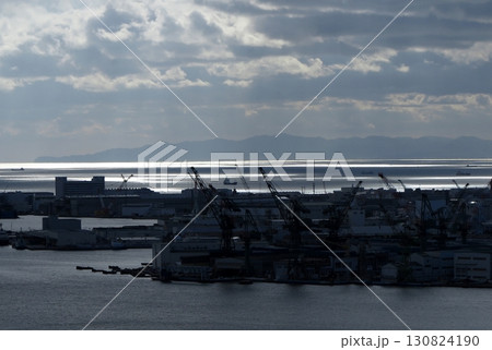 高層ビルから眺めた、神戸港の造船所地区と、淡路島の島影 130824190