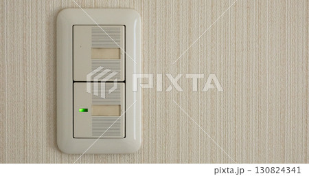 一般的な家庭にある電気のスイッチの風景 一般的な家庭にある電気のスイッチの風景 130824341