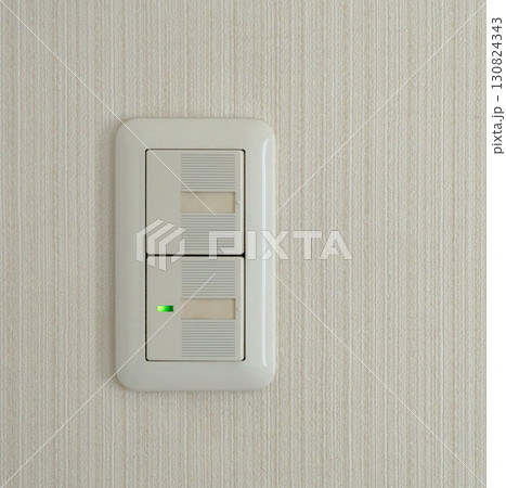 一般的な家庭にある電気のスイッチの風景 一般的な家庭にある電気のスイッチの風景 130824343
