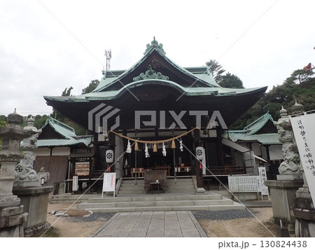 山口県岩国市の錦帯橋近くの高台にある岩国藩主の吉川広正が建立した椎尾八幡宮(しいのおはちまんぐう) 山口県岩国市の錦帯橋近くの高台にある岩国藩主の吉川広正が建立した椎尾八幡宮(しいのおはちまんぐう) 130824438
