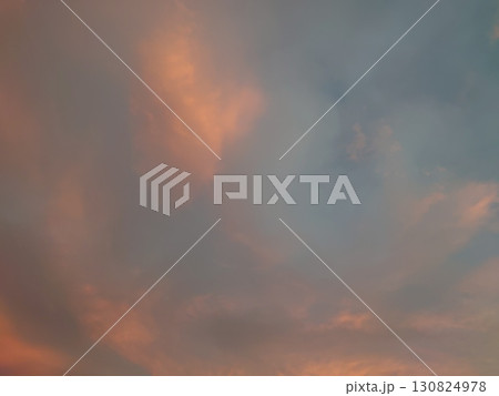 夕焼けに染まる雲 130824978