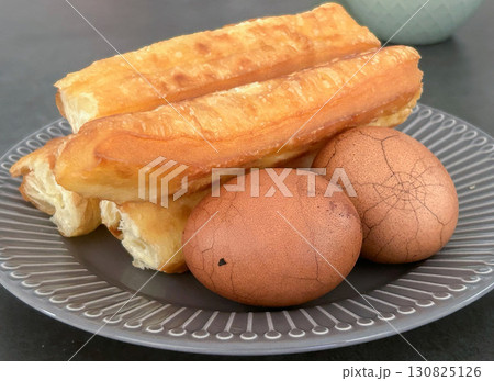 中華揚げパンと茶葉蛋の朝食 130825126