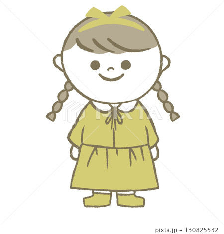 ワンピースを着た女の子　三つ編み 130825532