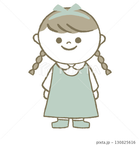 ワンピースを着た女の子　三つ編み 130825616