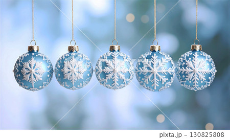 ライトブルーのスノーフレークの模様のクリスマスオーナメント ライトブルーのスノーフレークの模様のクリスマスオーナメント 130825808