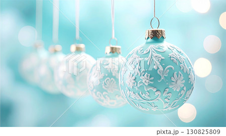 ライトブルーの繊細な模様のクリスマスのオーナメント ライトブルーの繊細な模様のクリスマスのオーナメント 130825809