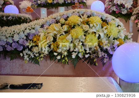 お洒落な花祭壇 130825916