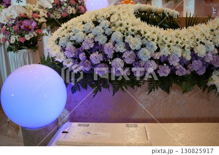 お洒落な花祭壇 130825917