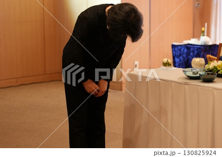 お辞儀をする会葬者 130825924