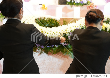 お別れの準備をするセレモニーレディー 130825931