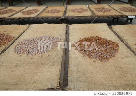 北野天満宮の梅の天日干し 130825979