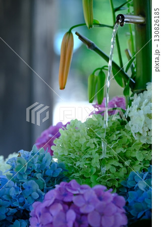 梅雨時の手水舎 130826185