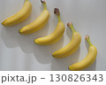 並べたバナナ（白背景） 130826343