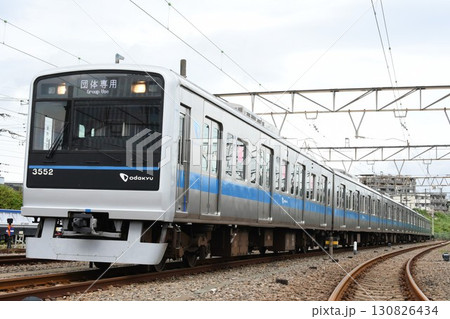 車両基地に停車する団体専用表示の小田急電鉄3000形 車両基地に停車する団体専用表示の小田急電鉄3000形 130826434