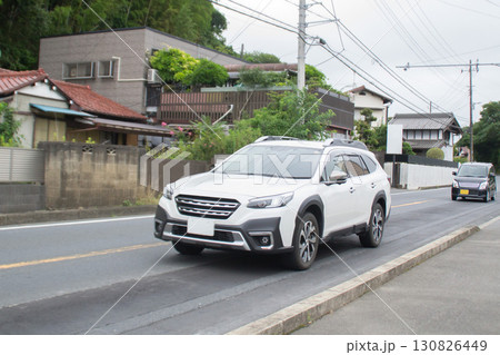SUV 多用途車　道路走行中 130826449