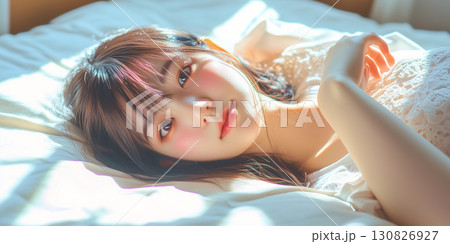 あさ寝起きのふくよかな女の子　写真風 130826927