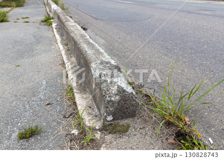 破損した歩車道境界ブロック 130828743