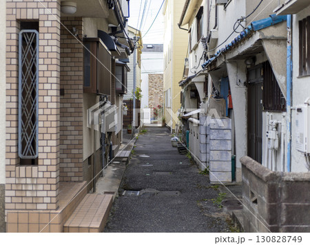古い住宅密集地の路地 130828749