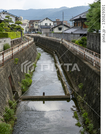 古い住宅地を流れる河川の風景 130829301