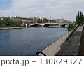 セーヌ川対岸のオルセー美術館とエッフェル塔遠望 130829327