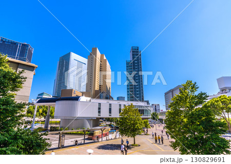 日本の横浜都市景観9月8日。 エアキャビンの桜木町駅やあかいくつ、奥に、横浜市役所などビル群を望む 130829691