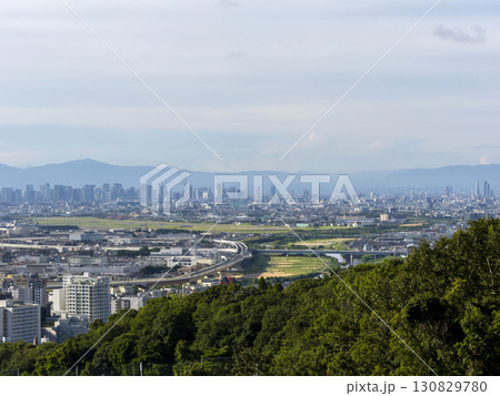 兵庫県宝塚市「北雲雀きずきの森」展望広場から見る街の風景 130829780
