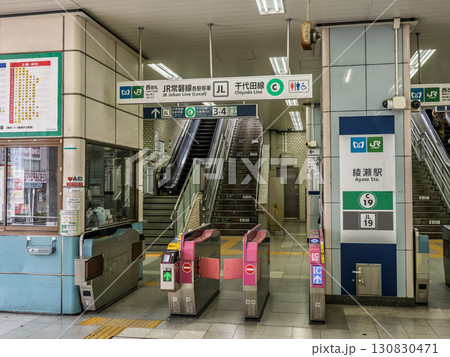東京メトロ・JR東日本「綾瀬駅」の西改札と案内表示 130830471