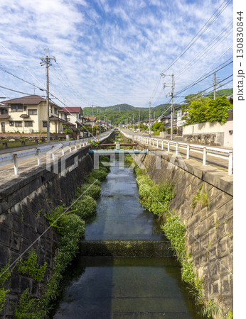 山の斜面に作られた新興住宅地と河川の風景 130830844