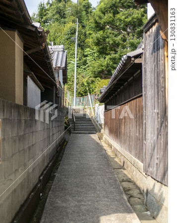 山に続く路地の風景 130831163