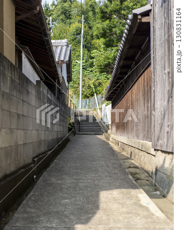 山に続く路地の風景 山に続く路地の風景 130831164