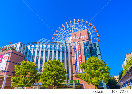 日本の横浜都市景観9月8日。センター北駅前、都築阪急の観覧車などを望む 130832288