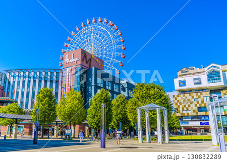 日本の横浜都市景観9月8日。センター北駅前、都築阪急の観覧車などを望む 130832289
