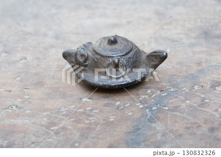 茶釜の置物横構図一 茶釜の置物横構図一 130832326