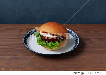 お皿にのせたテリヤキバーガー 木のテーブル お皿にのせたテリヤキバーガー 木のテーブル 130832550