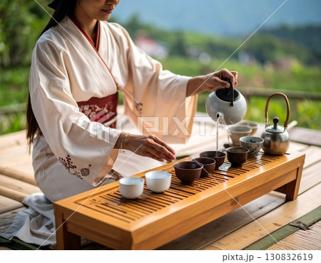 お茶を入れる お茶を入れる 130832619