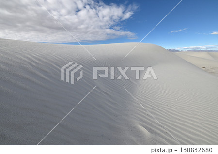白い砂に刻まれた風紋 130832680
