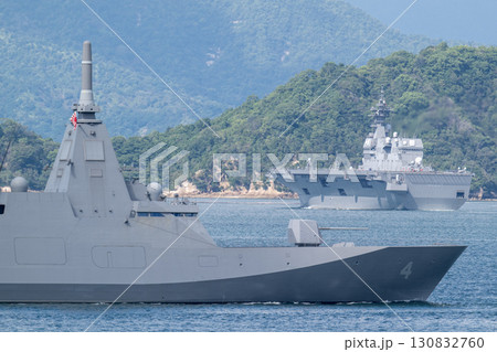 呉基地を出港した海上自衛隊の護衛艦みくま と 護衛艦ひゅうが 130832760