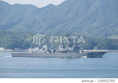 航行する海上自衛隊の護衛艦いなづま 130832762