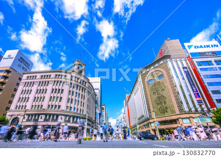日本の東京都市景観9月7日。東京・銀座の歩行者天国などを望む(青信号で横断中) 日本の東京都市景観9月7日。東京・銀座の歩行者天国などを望む(青信号で横断中) 130832770