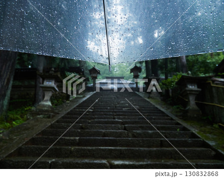 夏の雨の日の高山市の観光名所日枝神社の風景 夏の雨の日の高山市の観光名所日枝神社の風景 130832868