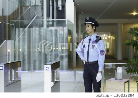 オフィスビルの入退室ゲートに立つ若い警備員 撮影協力:スカパー東京メディアセンター オフィスビルの入退室ゲートに立つ若い警備員 撮影協力:スカパー東京メディアセンター 130832894