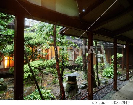 大雨の日に日本の観光地の伝統的な和風カフェの店の風景 130832945