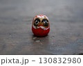 古道具のちいさなだるま横構図三 130832980