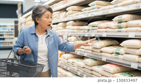 お米の値段に驚くシニア女性 130833497